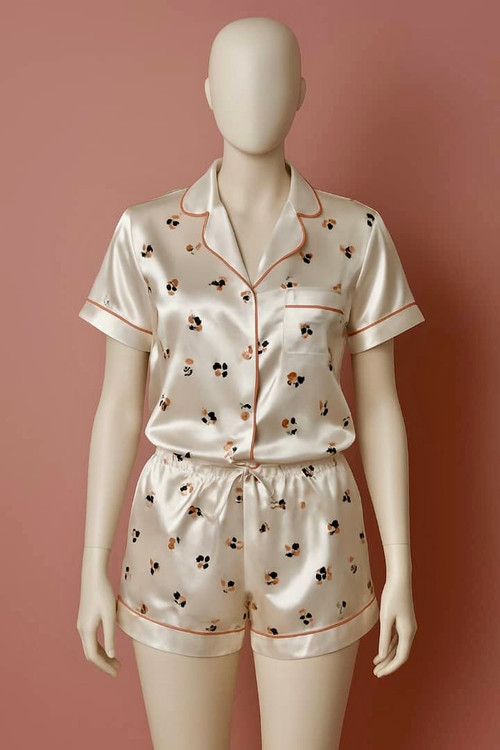 پیراهن جلو دکمه دار و شلوارک تن مانکن