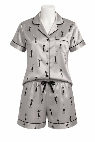 ست پیراهن جلو دکمه دار و شلوارک زنانه ساتن تن مانکن