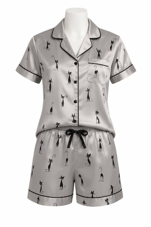 ست پیراهن جلو دکمه دار و شلوارک زنانه ساتن تن مانکن