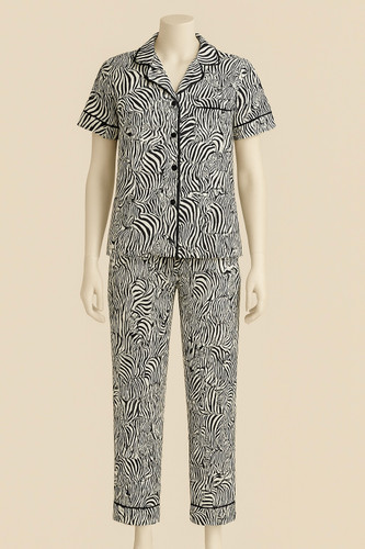 پیراهن جلو دکمه دار و شلوار زنانه ساتن تن مانکن