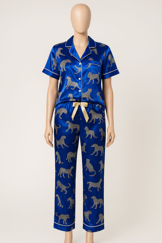 ست پیراهن جلو دکمه دار و شلوار زنانه ساتن، تن مانکن